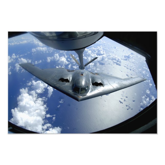 A B-2 Spirit bewegt sich zum Betanken in Position Fotodruck (Vorne)