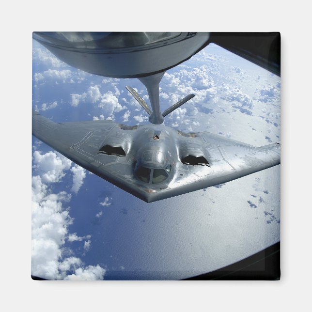 A B-2 Spirit bewegt sich zum Betanken in Position Magnet (Vorne)