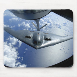 A B-2 Spirit bewegt sich zum Betanken in Position Mousepad