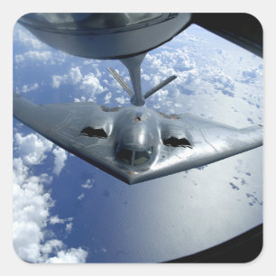 A B-2 Spirit bewegt sich zum Betanken in Position Quadratischer Aufkleber