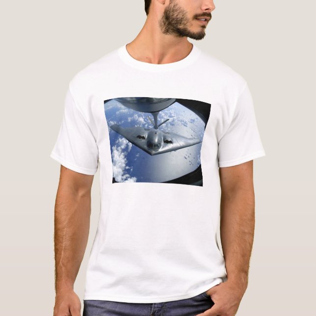 A B-2 Spirit bewegt sich zum Betanken in Position T-Shirt (Vorderseite)