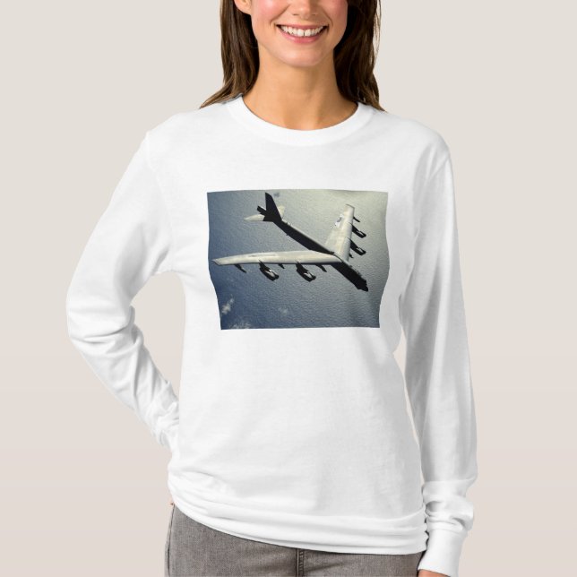 A B-52 Stratofestung im Flug T-Shirt (Vorderseite)
