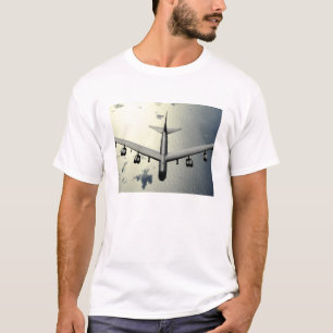 A B-52 Stratofestung in Flug 2 T-Shirt