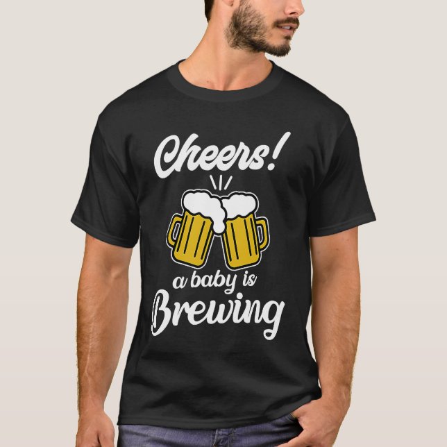 A Baby is Brewing Cute Beer Pregnancy Announcement T-Shirt (Vorderseite)