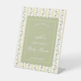 A berry sweet baby is on the way Welcome Sockelschild