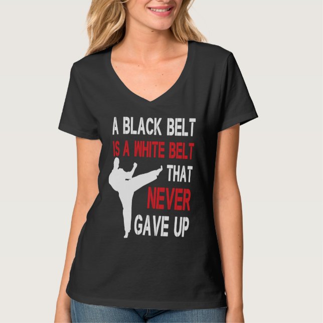 A Black Belt Is A White Belt That Never Gave Up Ka T-Shirt (Vorderseite)