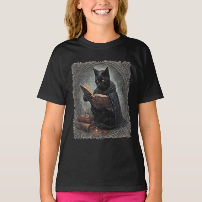 A Black Cat Wearing A Cloak Studying Halloween T-Shirt (Vorderseite)
