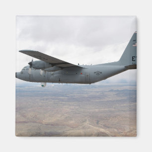 A C-130 Herkules steigt durch den Himmel Magnet