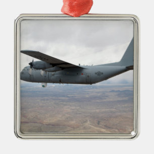 A C-130 Herkules steigt durch den Himmel Ornament Aus Metall