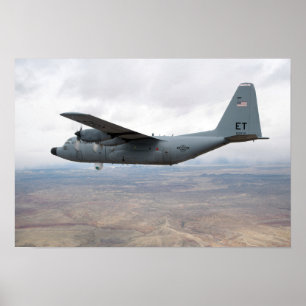 A C-130 Herkules steigt durch den Himmel Poster