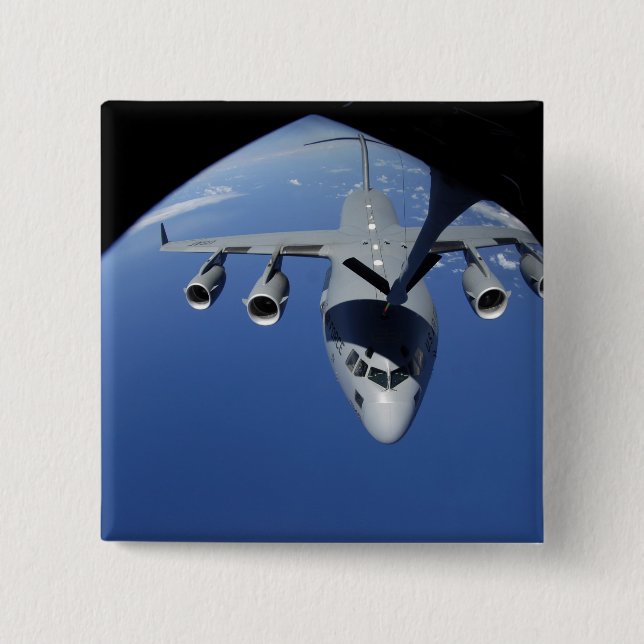 A C-17 Globemaster III erhält Kraftstoff 2 Button (Vorderseite)
