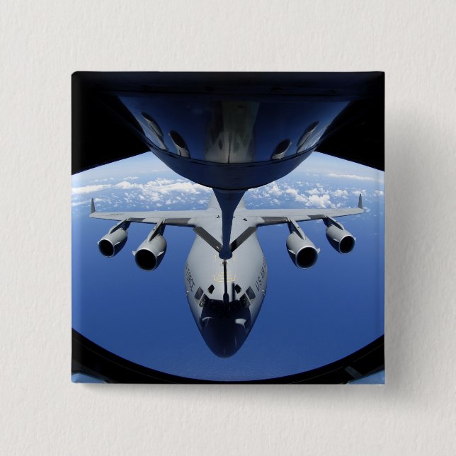 A C-17 Globemaster III erhält Kraftstoff Button (Vorderseite)