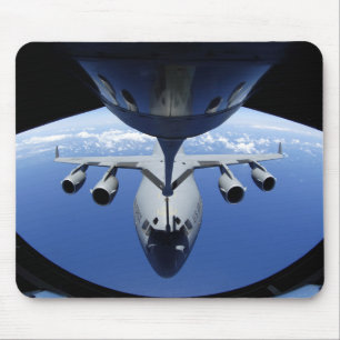 A C-17 Globemaster III erhält Kraftstoff Mousepad
