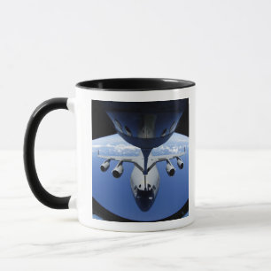 A C-17 Globemaster III erhält Kraftstoff Tasse