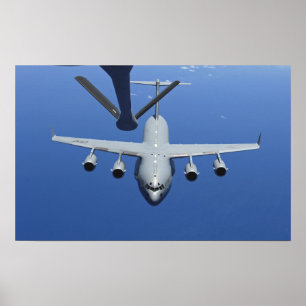 A C-17 Globemaster III nähert sich dem Boom Poster