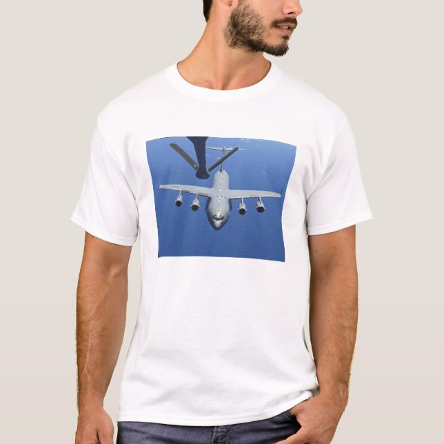 A C-17 Globemaster III nähert sich dem Boom T-Shirt (Vorderseite)