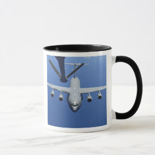 A C-17 Globemaster III nähert sich dem Boom Tasse