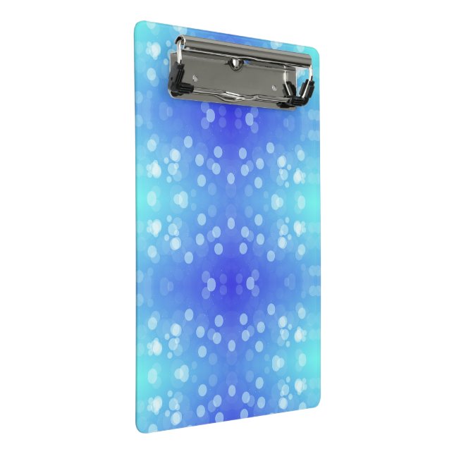A clipboard featuring a blue and teal bokeh patter mini klemmbrett (Schrägansicht)