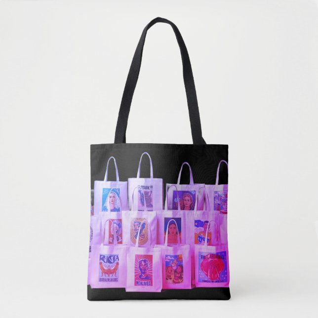 A Collection of Tote Bags on a Roomy (Vorderseite)
