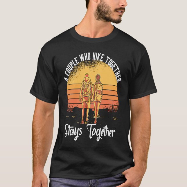 A Couple Who Hike Together Stays Together T-Shirt (Vorderseite)
