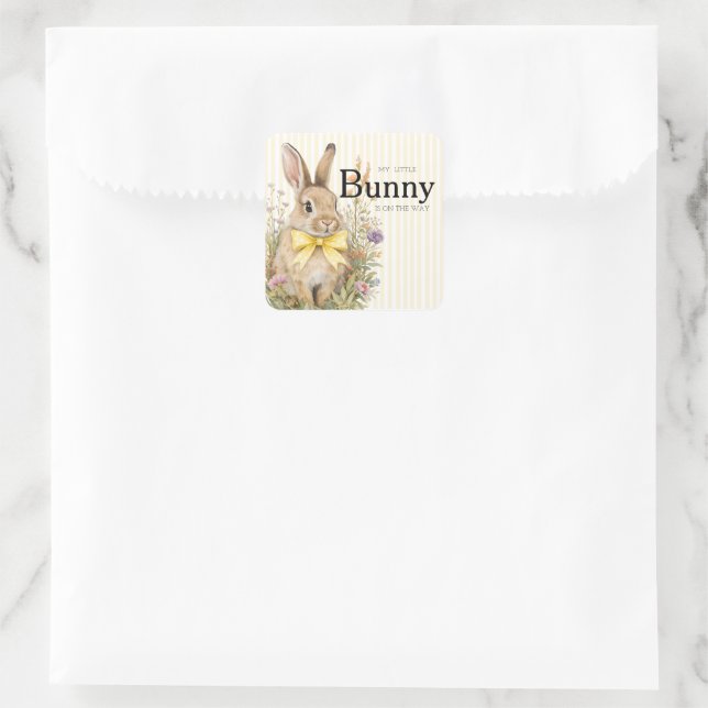 A cute little Floral Bunny Yellow Bow Baby Shower  Quadratischer Aufkleber (Tasche)