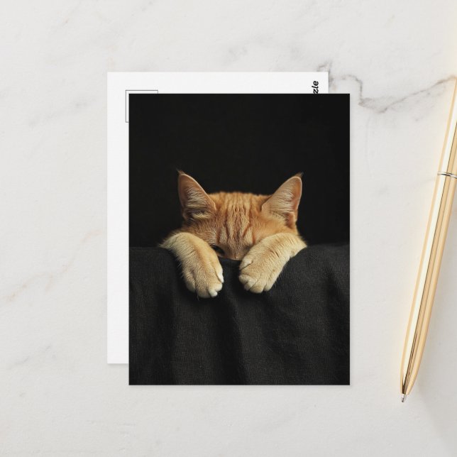 A Cute Sleepy Ginger Kitty Hanging Off the Bed Postkarte (Vorderseite/Rückseite Beispiel)