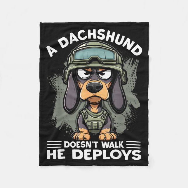 A Dachshund Doesn’t Walk He Deploys _ Wiener Dog  Fleecedecke (Vorderseite)