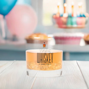 A-Flasche mit Whiskey-abgeschieden-auf-transparent Whiskyglas
