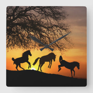 A fun and whimsical Horse Clock Quadratische Wanduhr