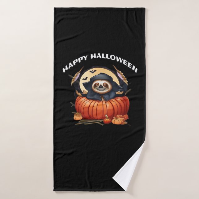 A funny sloth celebrating Halloween Essential T-Sh Badehandtuch (Badehandtuch)