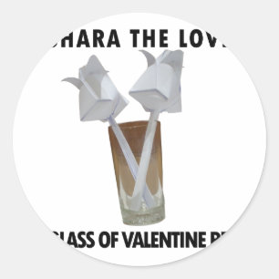 A glass of valentine peace. runder aufkleber