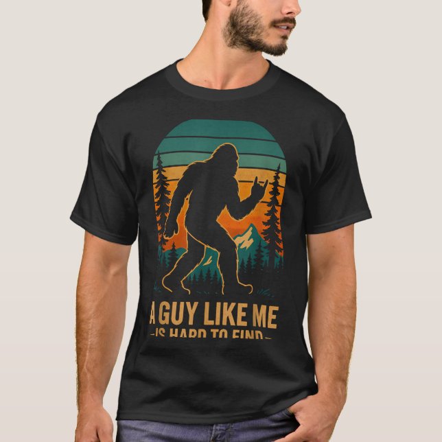 A Guy Like Me Is Hard To Find Bigfoot Funny Hiking T-Shirt (Vorderseite)