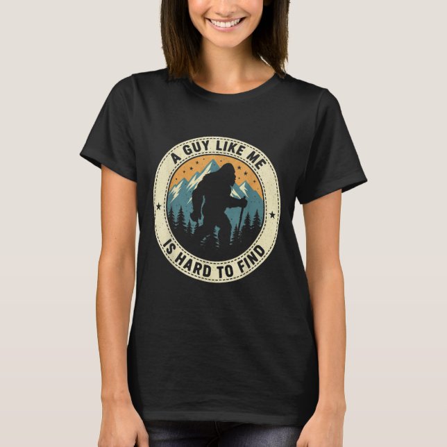 A Guy Like Me Is Hard To Find Funny Bigfoot Forest T-Shirt (Vorderseite)