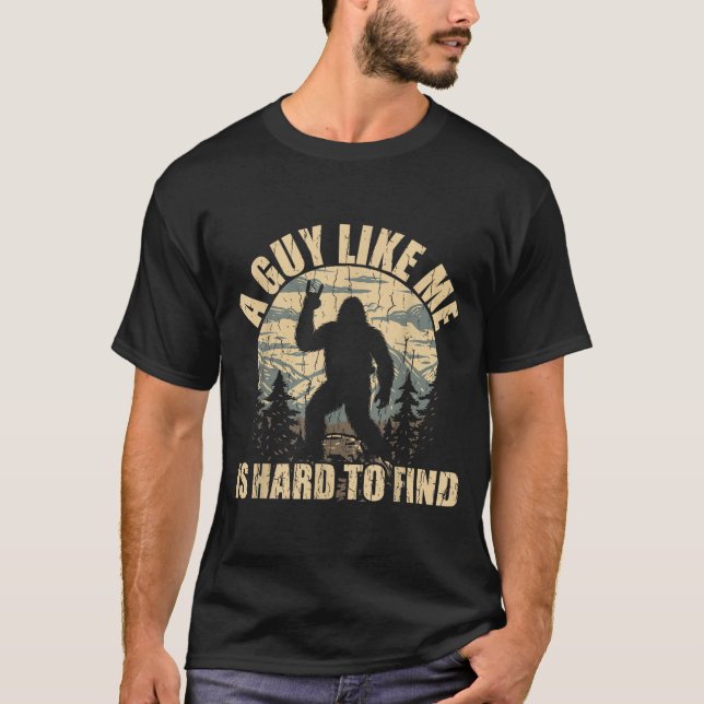 A Guy Like Me Is Hard To Find - Funny Bigfoot Sasq T-Shirt (Vorderseite)