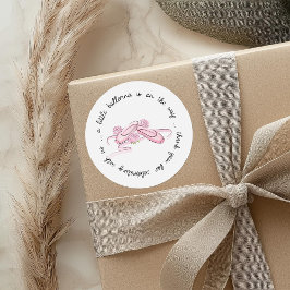 A Little Ballerina is on the Way Pink Ballet Shoes Runder Aufkleber