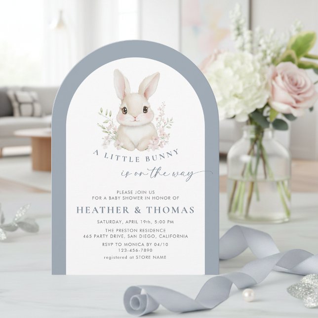 A Little Bunny Elegant Dusty Blue Arch Baby Shower Einladung (Von Creator hochgeladen)