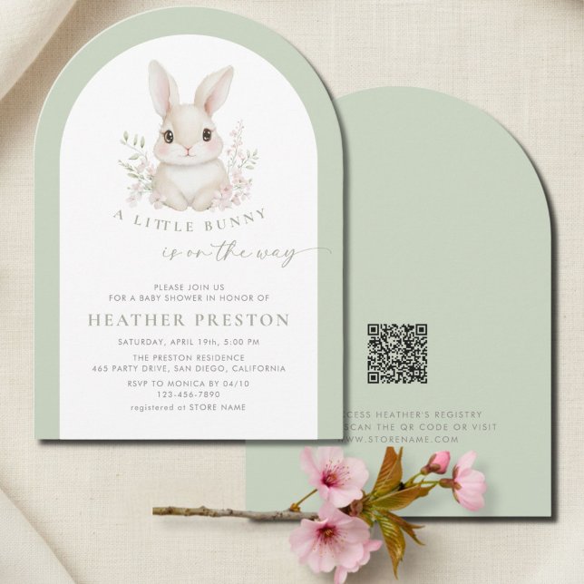 A Little Bunny Elegant Sage Green Arch Baby Shower Einladung (Von Creator hochgeladen)
