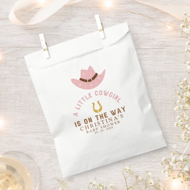 A Little Cowgirl Is on The Way Cute Baby Shower Geschenktütchen (Ausgeschnitten)
