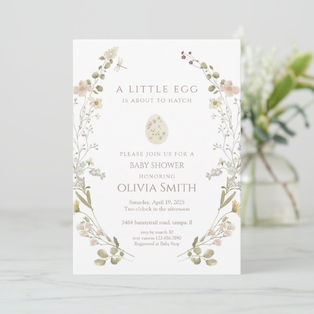 A Little Egg Is About To Hatch Baby Shower Einladung (Stehend Vorderseite)