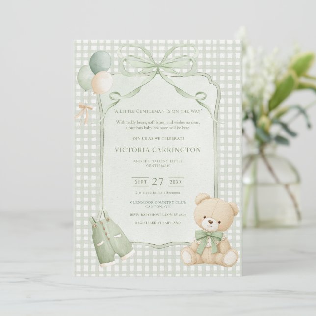 A Little Gentleman Green Boy Bear Baby Shower Einladung (Stehend Vorderseite)