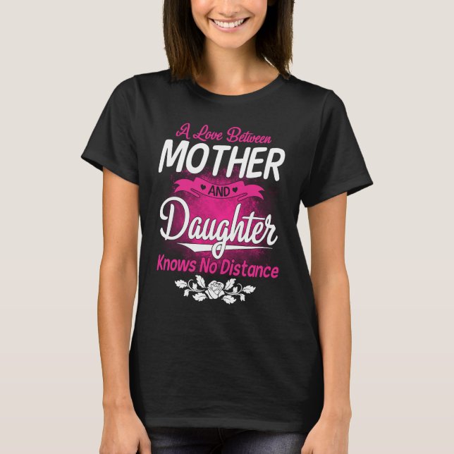 A Love Between Mother And Daughter Knows No Distan T-Shirt (Vorderseite)