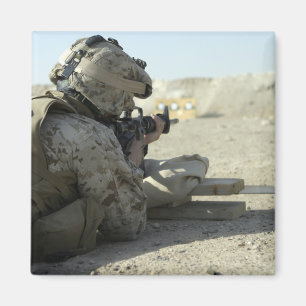 A Marine feuert ein Dienstgewehr M16A2 Magnet