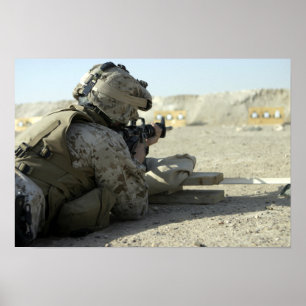 A Marine feuert ein Dienstgewehr M16A2 Poster