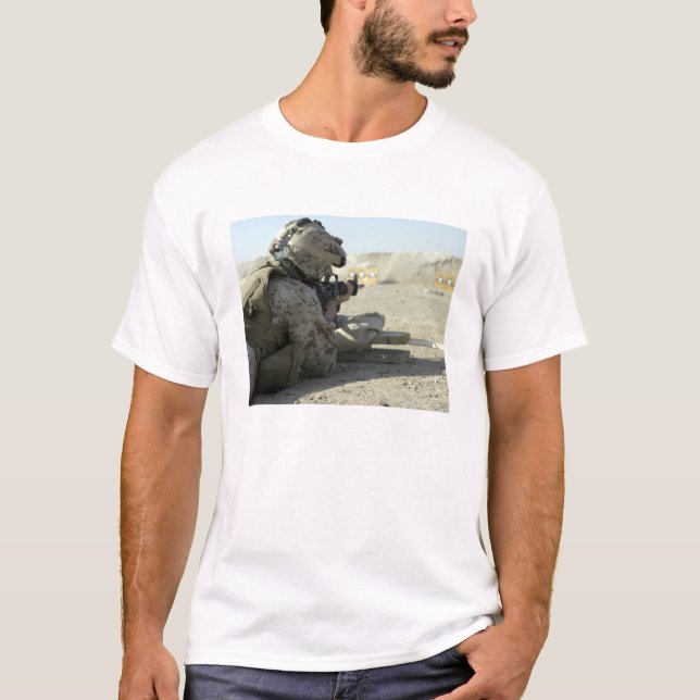 A Marine feuert ein Dienstgewehr M16A2 T-Shirt (Vorderseite)