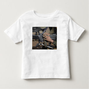 A Marine lädt eine Maschinenpistole der M-240G Kleinkind T-shirt