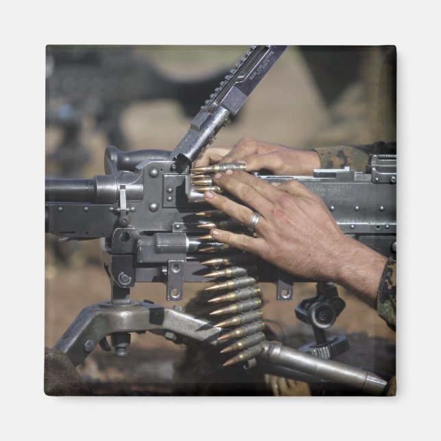 A Marine lädt eine Maschinenpistole der M-240G Magnet (Vorne)