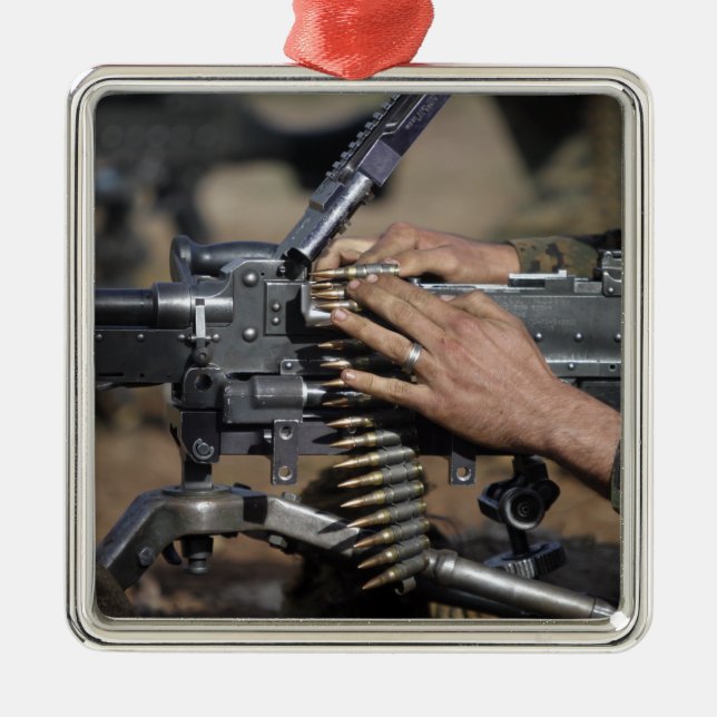 A Marine lädt eine Maschinenpistole der M-240G Ornament Aus Metall (Vorne)