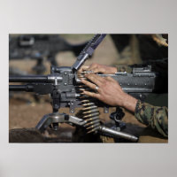 A Marine lädt eine Maschinenpistole der M-240G