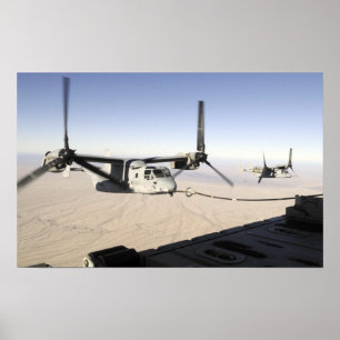 A MV-22 Osprey rebrennt Mittelflug Poster