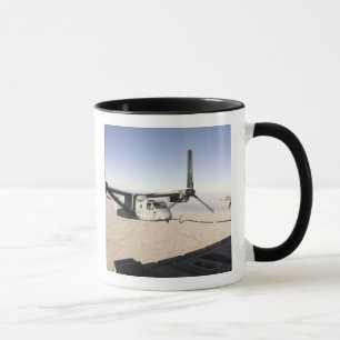 A MV-22 Osprey rebrennt Mittelflug Tasse